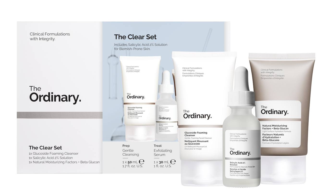 The Clear Set de The Ordinary (17,50 euros en Primor). Incluye el Glucoside Foaming Cleanser, un limpiador espumoso en gel que ayuda a eliminar la suciedad y las impurezas ambientales; el Salicylic Acid 2% Solution, un sérum a base de agua elaborado con una concentración óptima de ácido salicílico que actúa sobre las irregularidades de la piel; la Natural Moisturizing Factors + Beta Glucan, una crema hidratante ligera en gel diseñada para proporcionar hidratación durante todo el día.