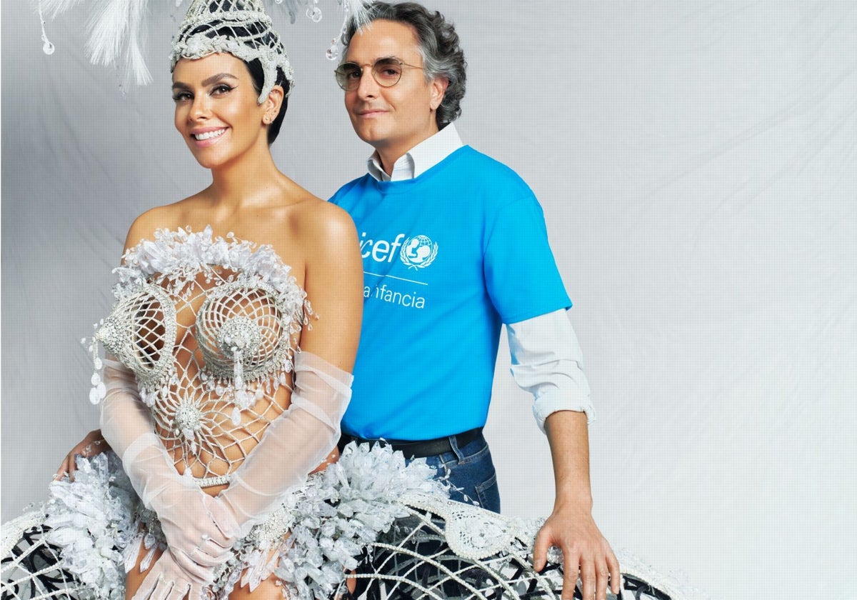 Josie con Cristina Pedroche vestida para las Campanadas de inicio del 2025