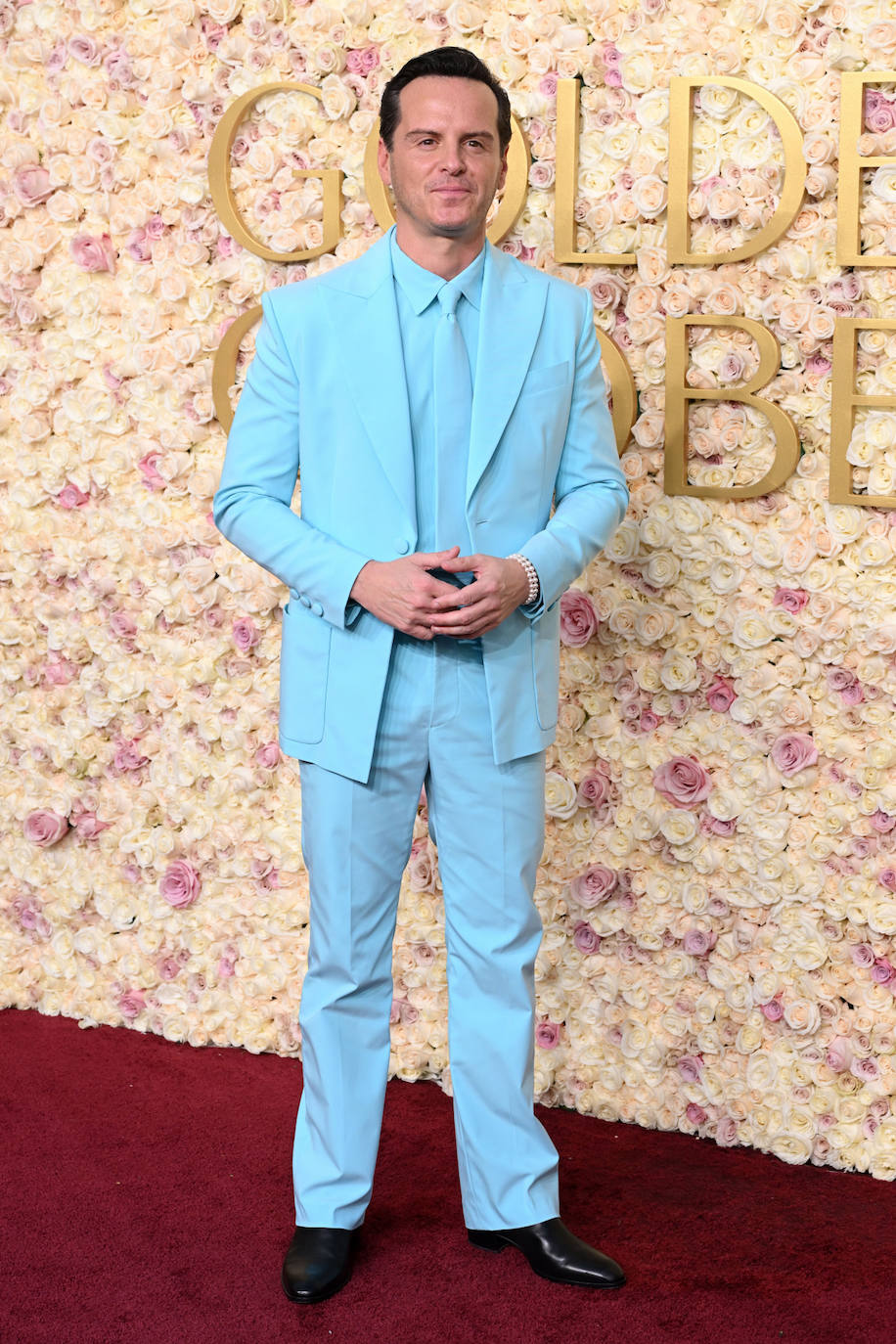 Aunque son muchos los hombres que se atreven a lucir traje en colores pastel, el look de Andrew Scott con tres piezas y corbata incluida en color turquesa resulta excesivo. 