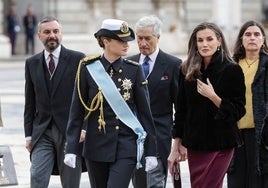 La Reina Letizia con abrigo de piel, falda burdeos y perlas en la Pascua Militar