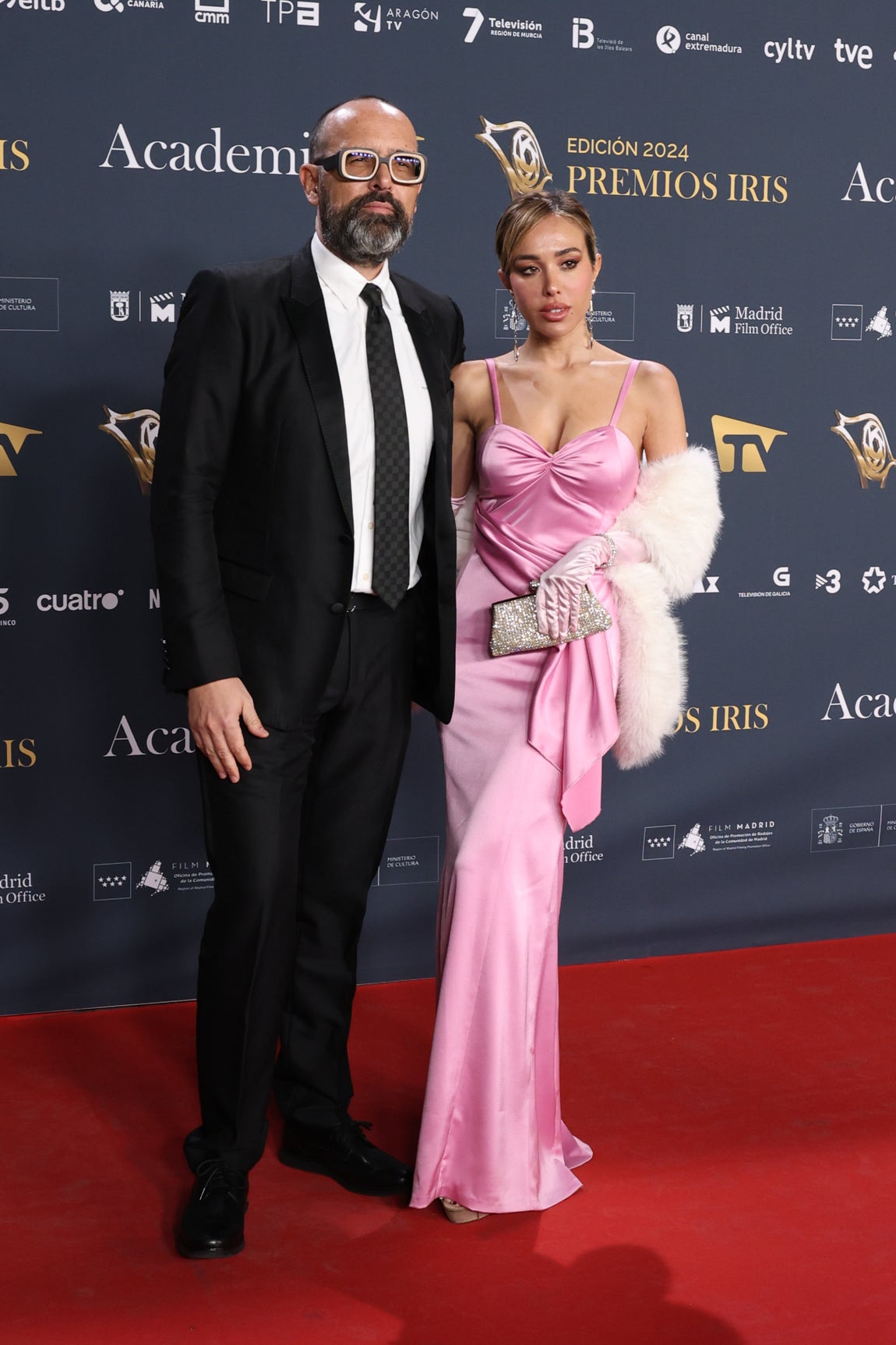 Risto Mejide posó con su novia, Grecia Castta que eligió un vestido lencero de color rosa, que combinó con guantes, estola de pelo y clutch glitter.