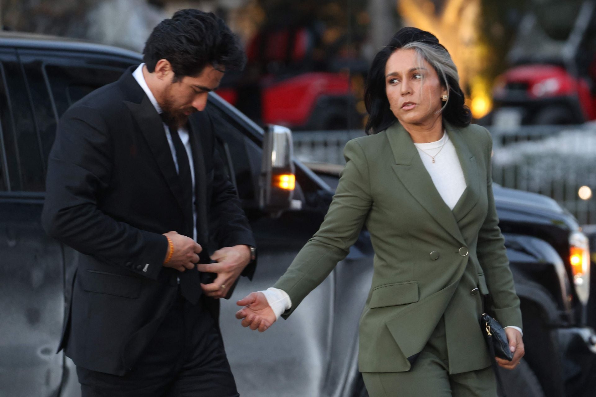 La política estadounidense Tulsi Gabbard con traje de chaqueta en color verde.