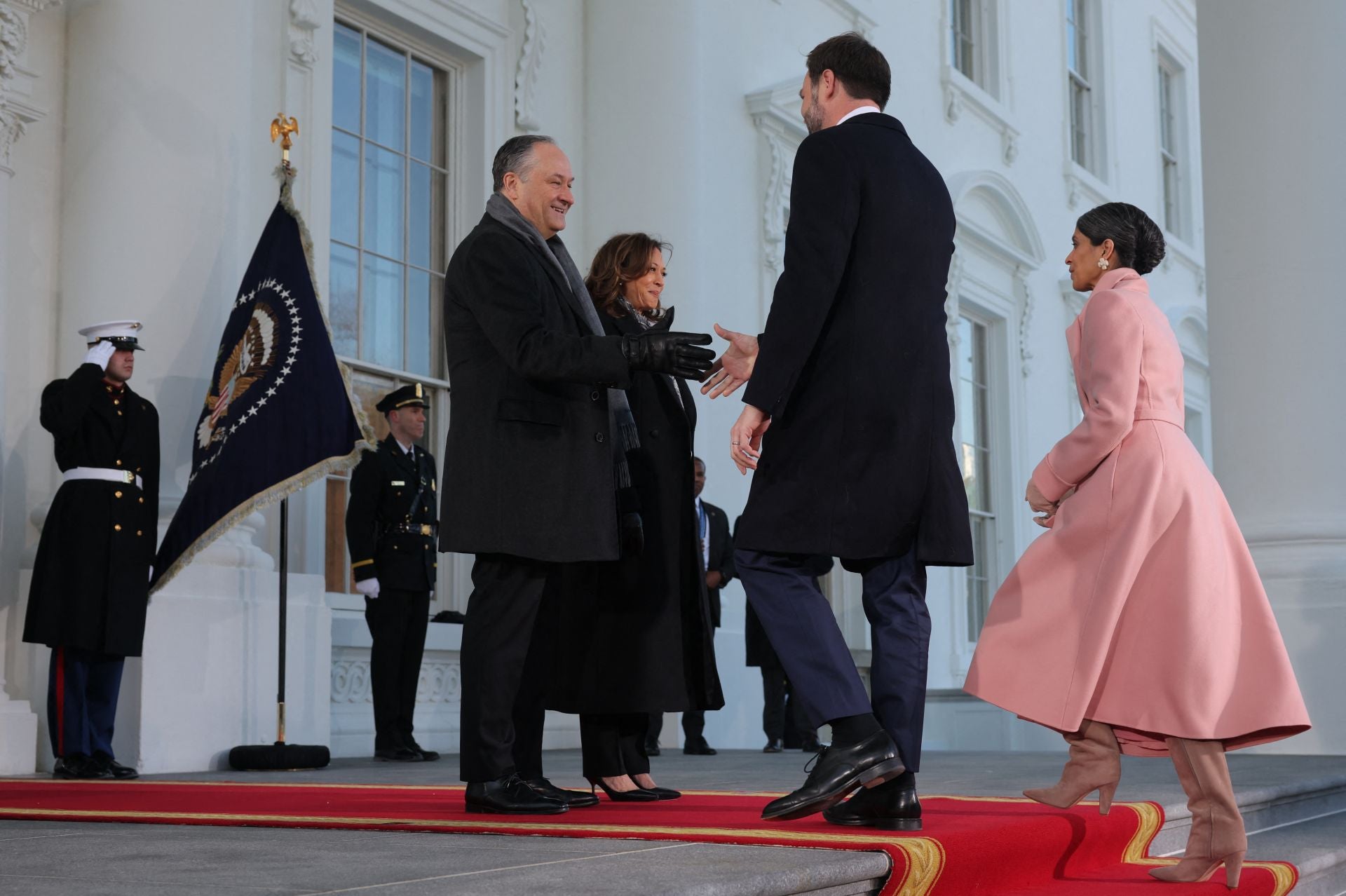 Usha Vance, la mujer del vicepresidente electo, JD Vance, tampoco ha pasado desapercibida. Si en la noche del domingo acaparaba todas las miradas con un elegante vestido de Oscar de la Renta, sin duda su estilismo de color rosa también pasará a la historia. 