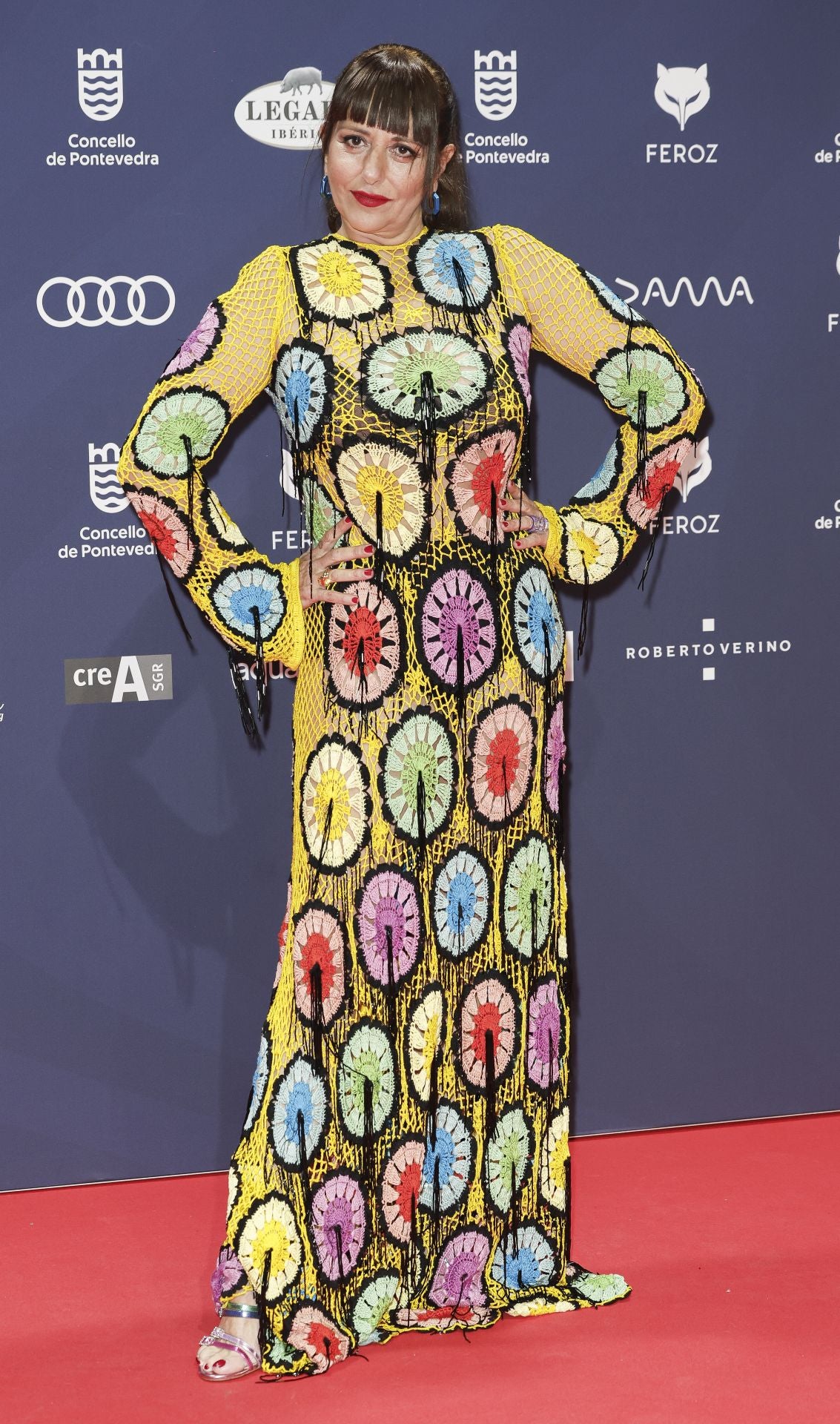 La actriz y cómica ha puesto el toque de color a una alfombra en la que el negro ha sido el gran protagonista, en esta ocasión con un vestido de crochet de base amarilla con motivos geométricos multicolor. 