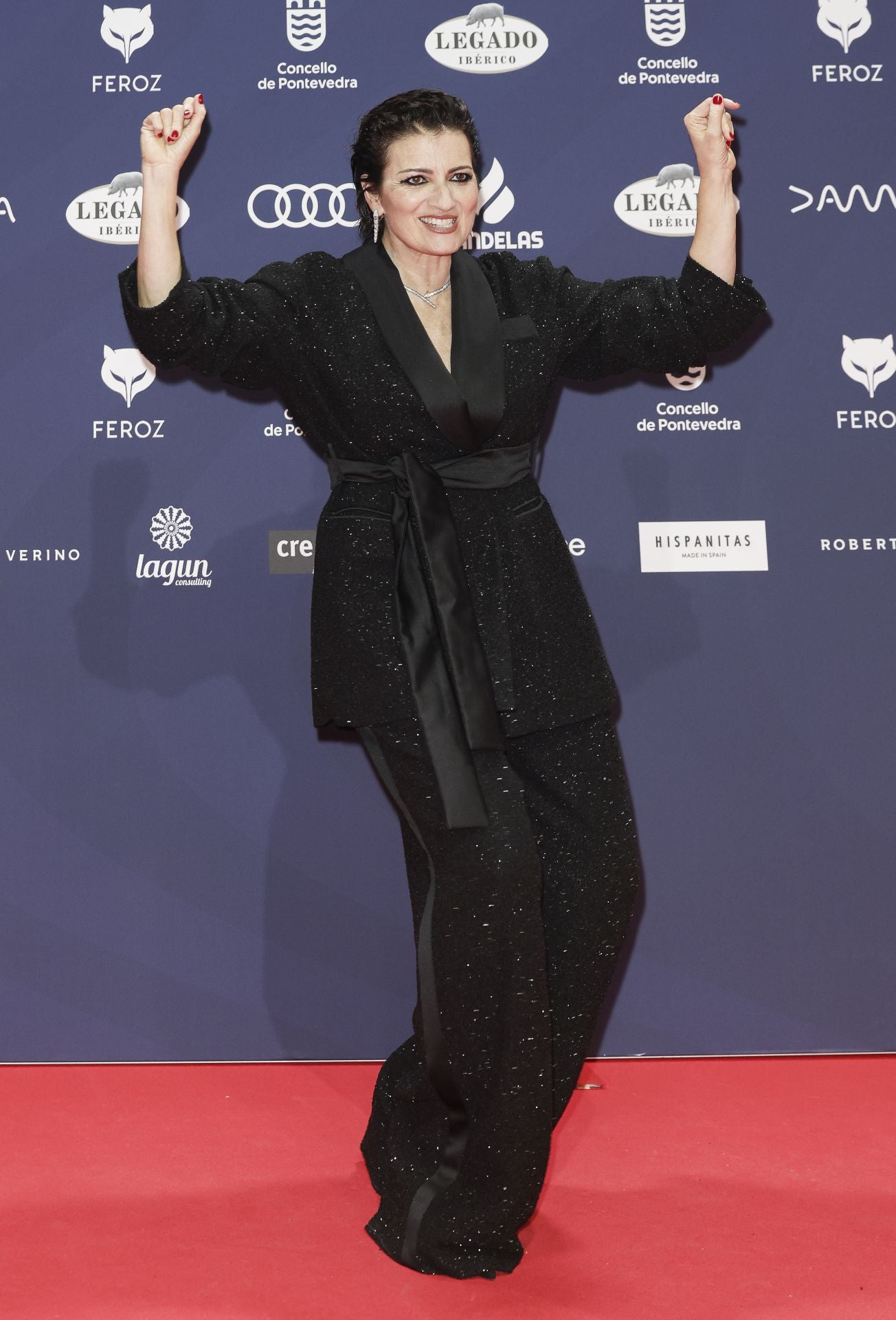 La actriz Silvia Abril se ha decantado por un elegante traje de chaqueta con tejido con brillos y chaqueta cruzada y atada con cinturón. 