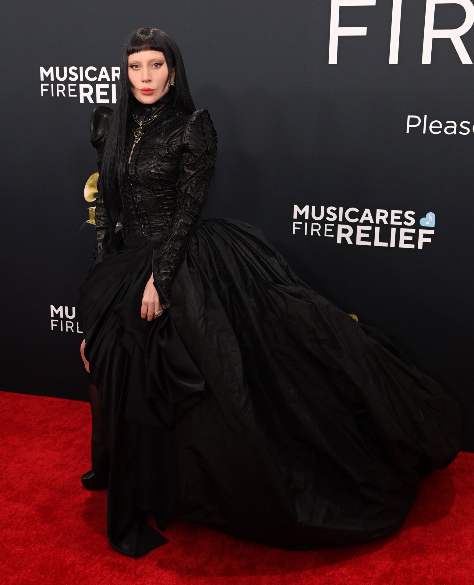 Lady Gaga, que también se llevó un premio junto a Bruno Mars, eligió un vestido negro de volantes de Vivienne Westwood..