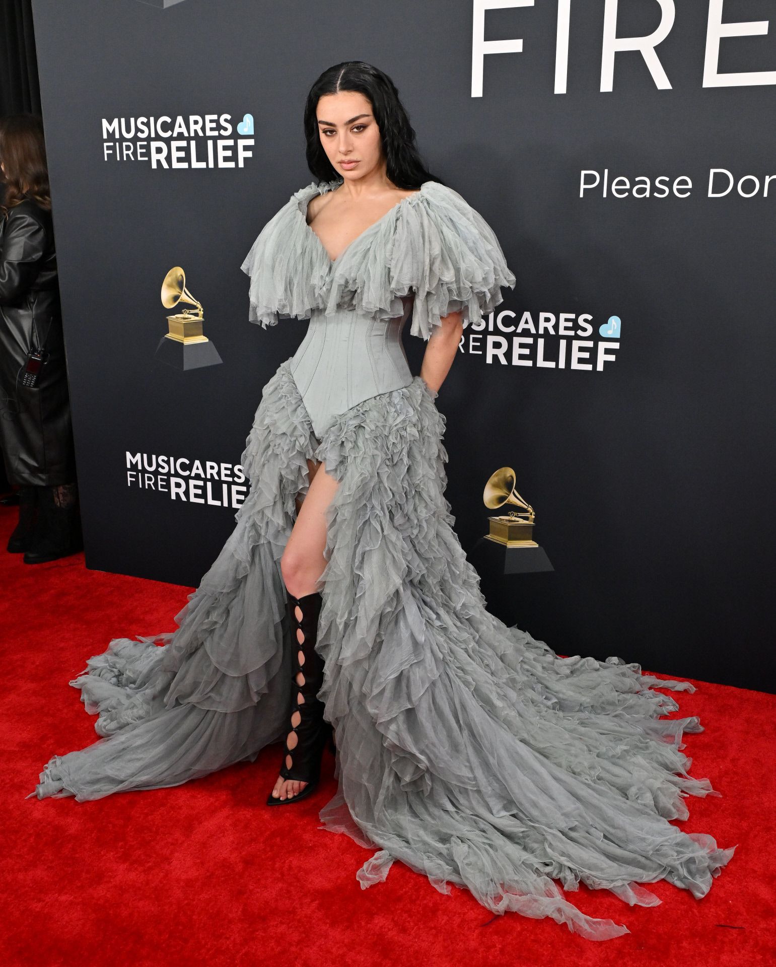 Charli XCX con vestido de Jean Paul Gaultier .
