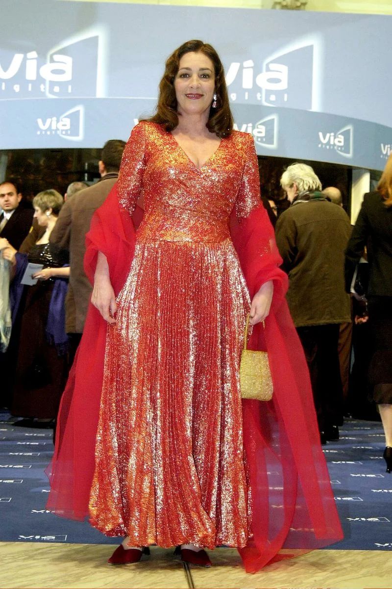 Carmen Maura en 2002. Su vestido de lentejuelas rojo compuesto por una falda plisada tuvo tantos admiradores como detractores. Un modelo que, si hay algo seguro, es que no pasó desapercibido