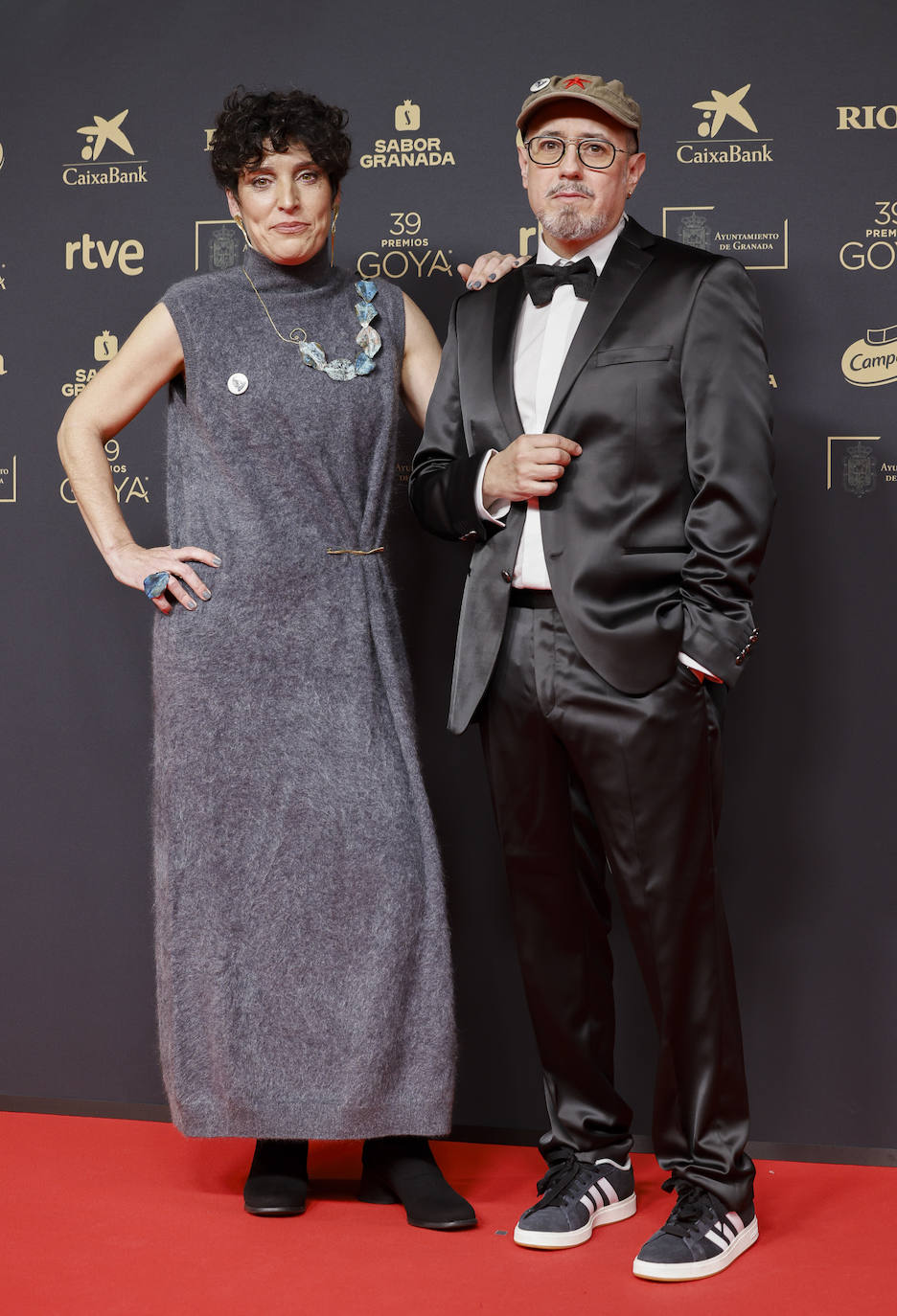 Aunque el propio Brad Pitt ha posado en la alfombra roja con zapatillas, este look de Alex Montoya no termina de ser muy apropiado para una gala de premios. 