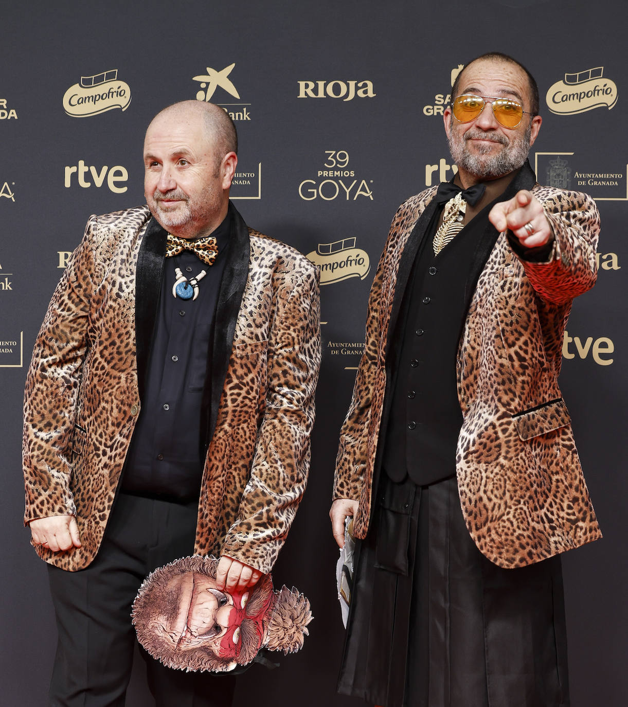 El animal print es tendencia, pero llevarlo a la alfombra roja no siempre resulta un acierto. El artisto Víctor Monigote optó por lucirlo a juego con su acompañante. 