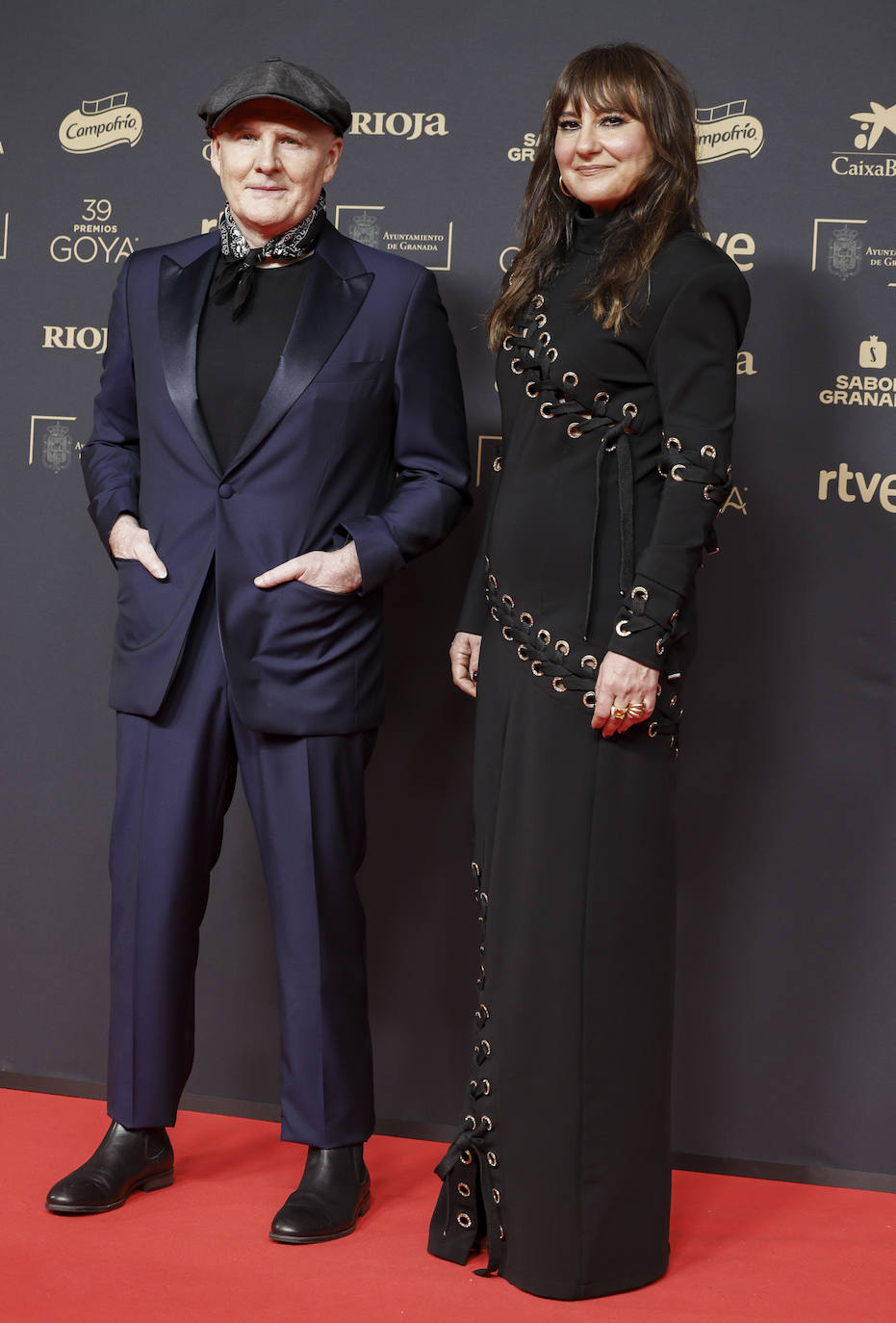 Juan Aguirre y Eva Amaral también posaron en la alfombra roja. Ella eligió un vestido negro con detalles metalizados de Ana Locking, zapatos de Martinelli y joyas de Aristocrazy. Él optó por un traje en azul marino con camiseta y botines de Martinelli. 