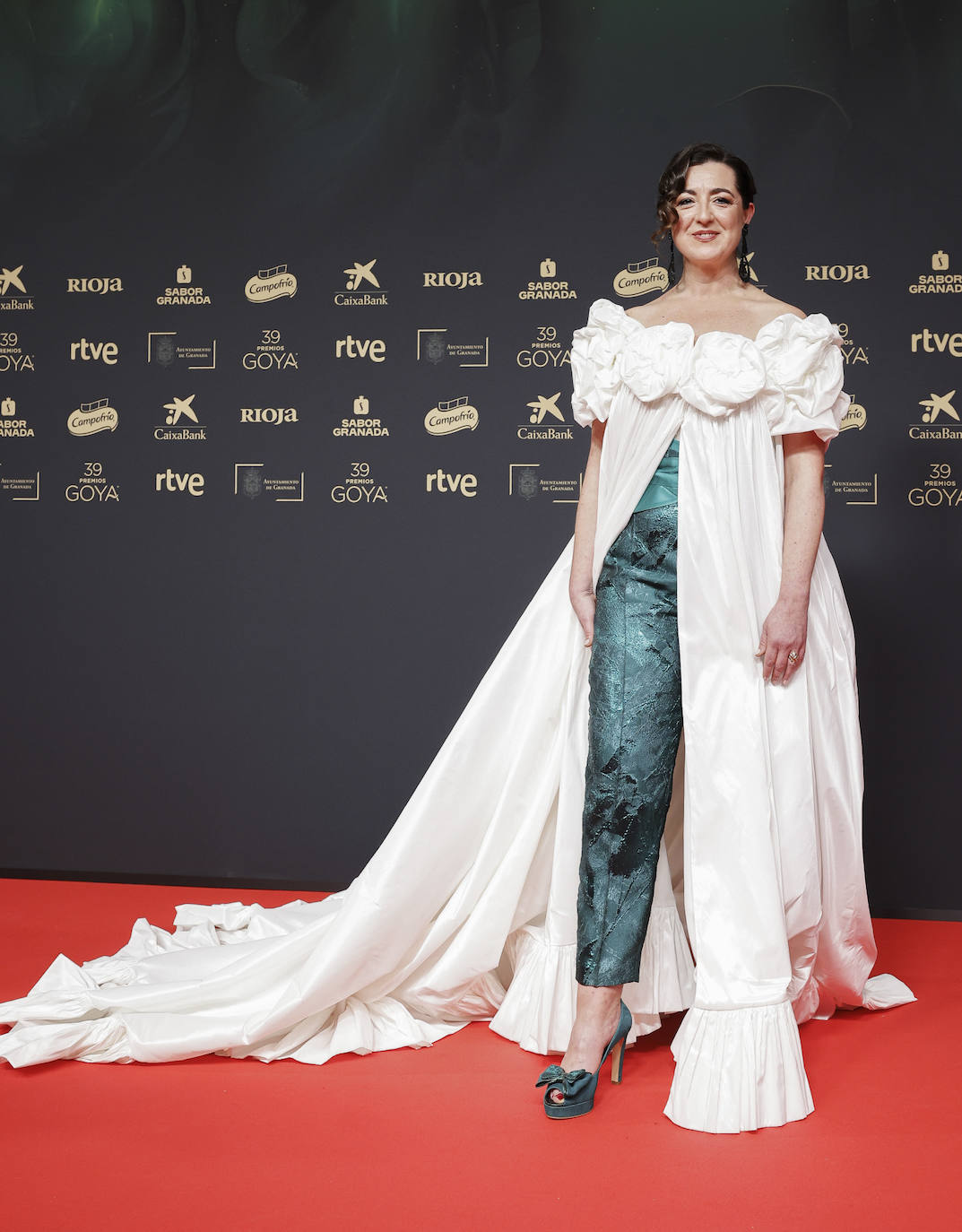 Lucía Veiga no acertó con este look, en el que combinó pantalones azules con una capa blanca XXL. 