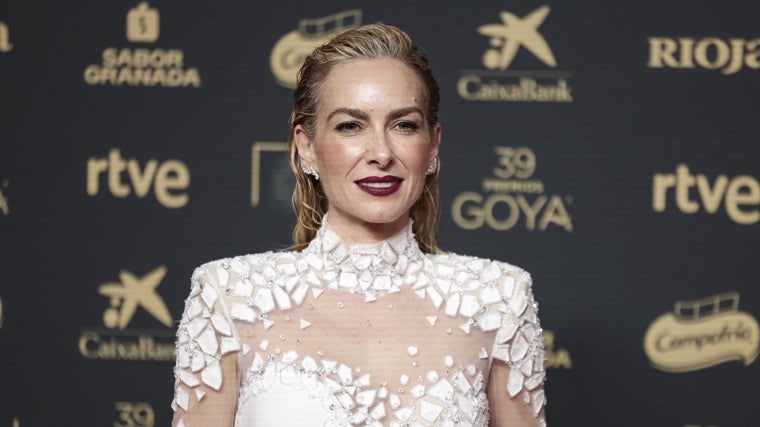 Kira Miró con un 'wet look' en los Premios Goya 2025.