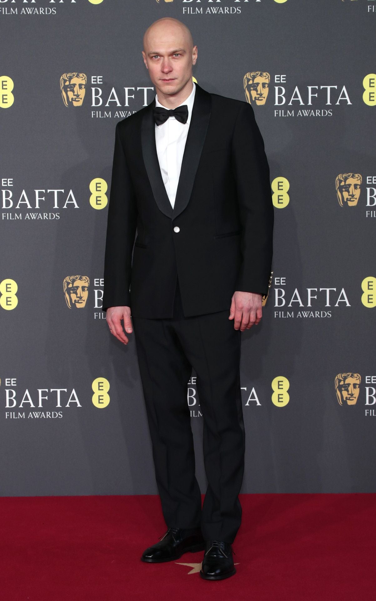 Yura Borisov, nominado al premio de Actor de Reparto por su papel en 'Anora', llevó un esmoquin negro con cuello chal y botón de perla, una camisa blanca, pajarita negra y zapatos de cuero negro de Louis Vuitton. Además, lució un reloj de Omega: Seamaster Aqua Terra de acero inoxidable con correa de piel negra.