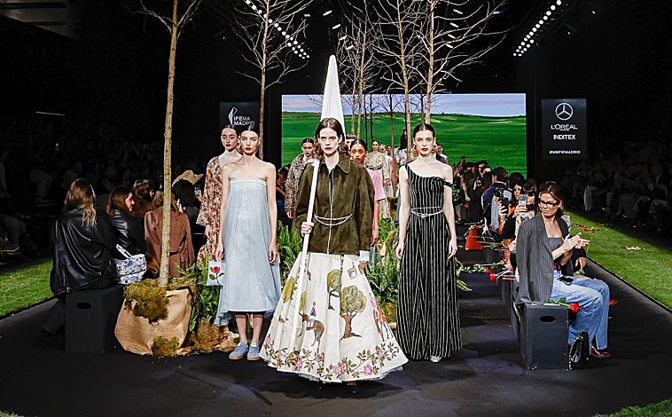 Imagen principal - De Isabel Sanchís y Hannibal Laguna a Ynésuelves: lo mejor de la segunda jornada de desfiles de MBFWMadrid