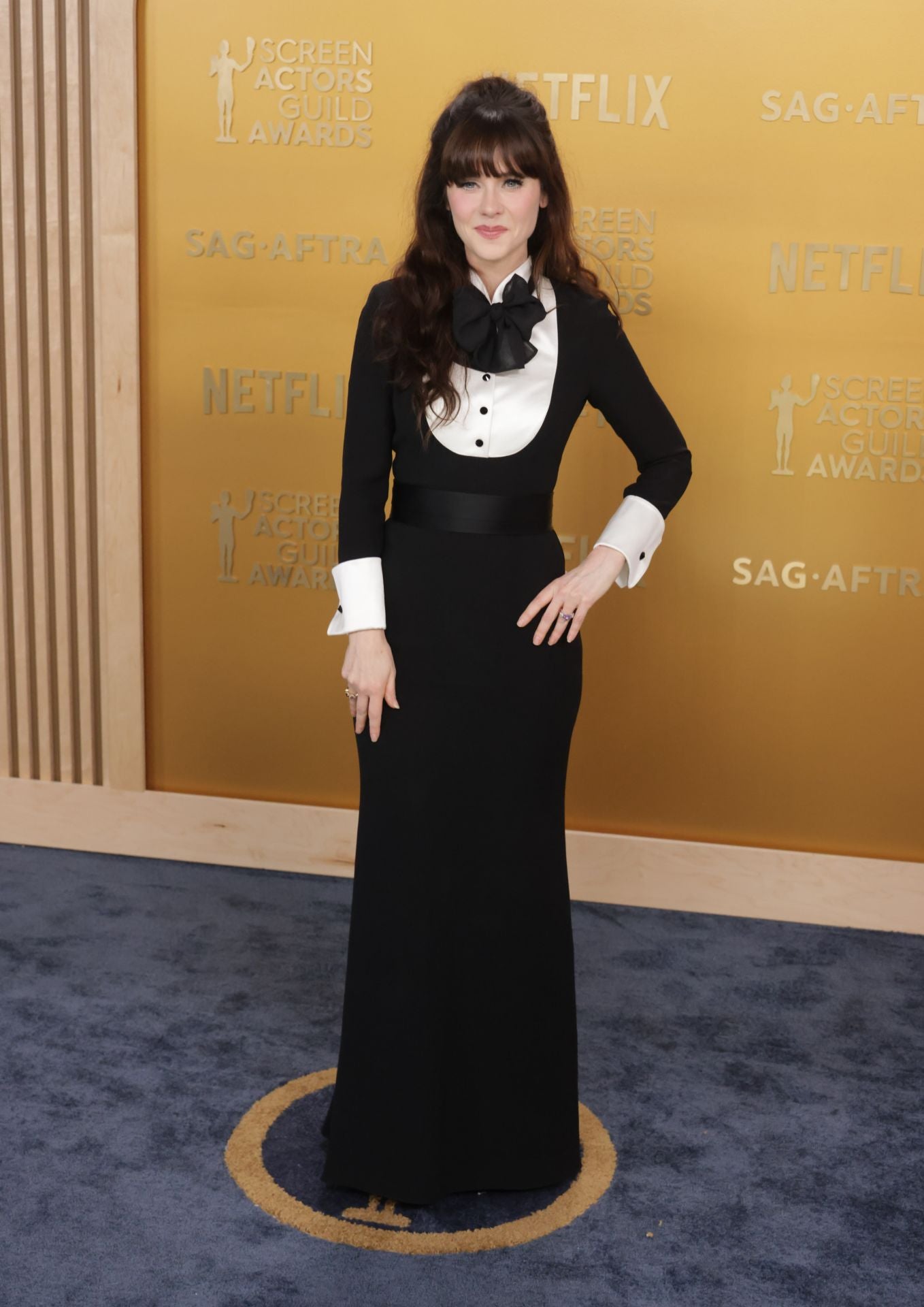 La actriz con un vestido negro y blanco de estilo esmoquin de Giorgio Armani, combinado con zapatos Gianvito Rossi y joyas de Lagos.