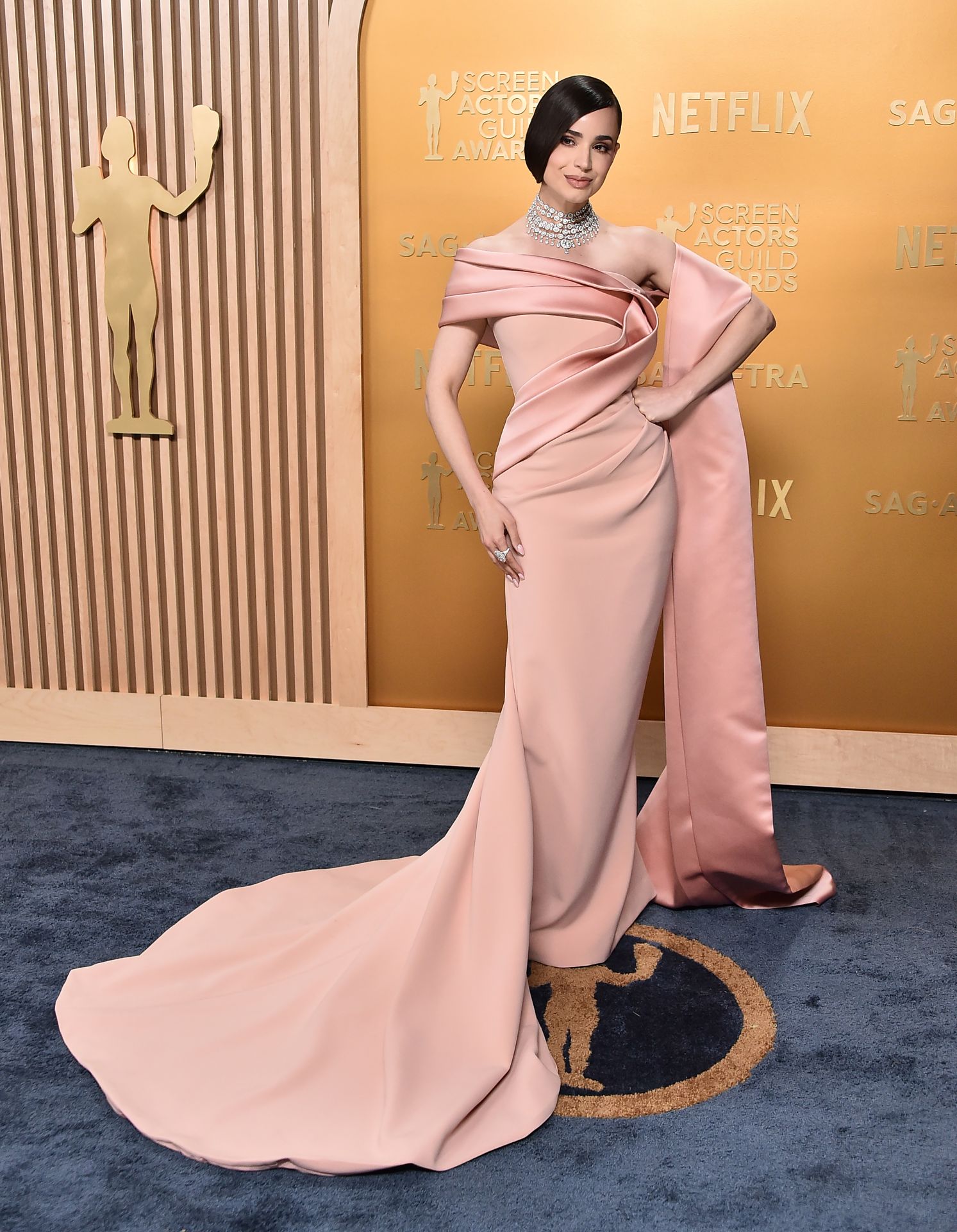 La actriz Sofía Carson con un vestido con silueta de sirena en tejido satinado rosa palo de Elie Saab.