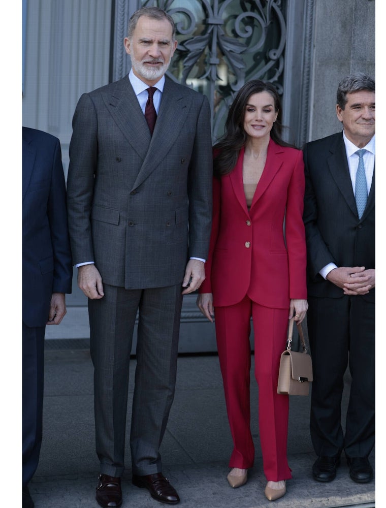 El look de la Reina para visitar el retrato de Annie Leibovitz.