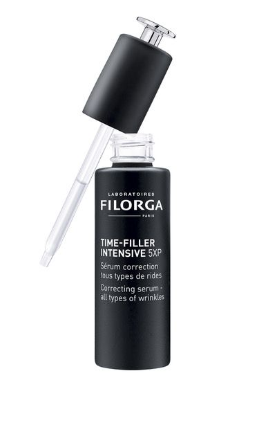 Time-Filler Intensive 5XP de Laboratoires Filorga (84,50 €).  Sérum de textura fluida, ligera con el sello olfativo de Filorga a base de té verde, bergamota y rosa para mimar los sentidos. Inspirado en los tratamientos de toxina botulínica, aborda los cinco tipos de arrugas más comunes: de expresión, profundas, de deshidratación, del cuello y tiene efecto tensor. Formula con complejos pépticos, el complejo patentado NCEF, polisacáridos y varios extractos vegetales, ofrece un efecto flash inmediato y reducción de las arrugas a partir de los 28 días de uso. 