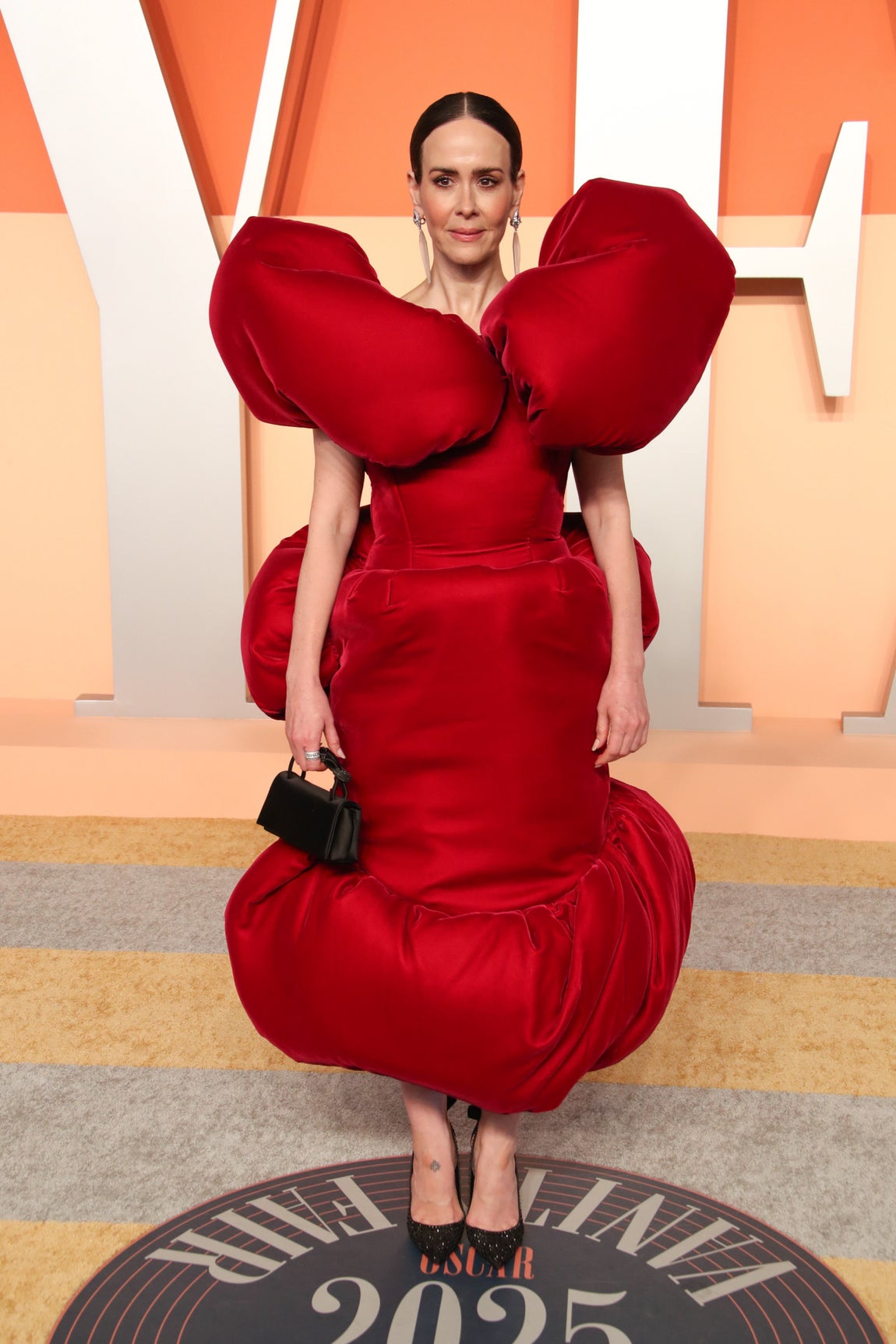 Sarah Paulson con un curioso vestido en forma de globo.
