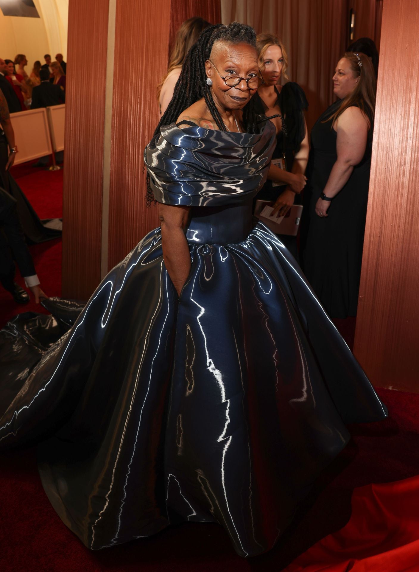 Whoopi Goldberg ha apostado por un vestido de vinilo en gris de Christian Siriano