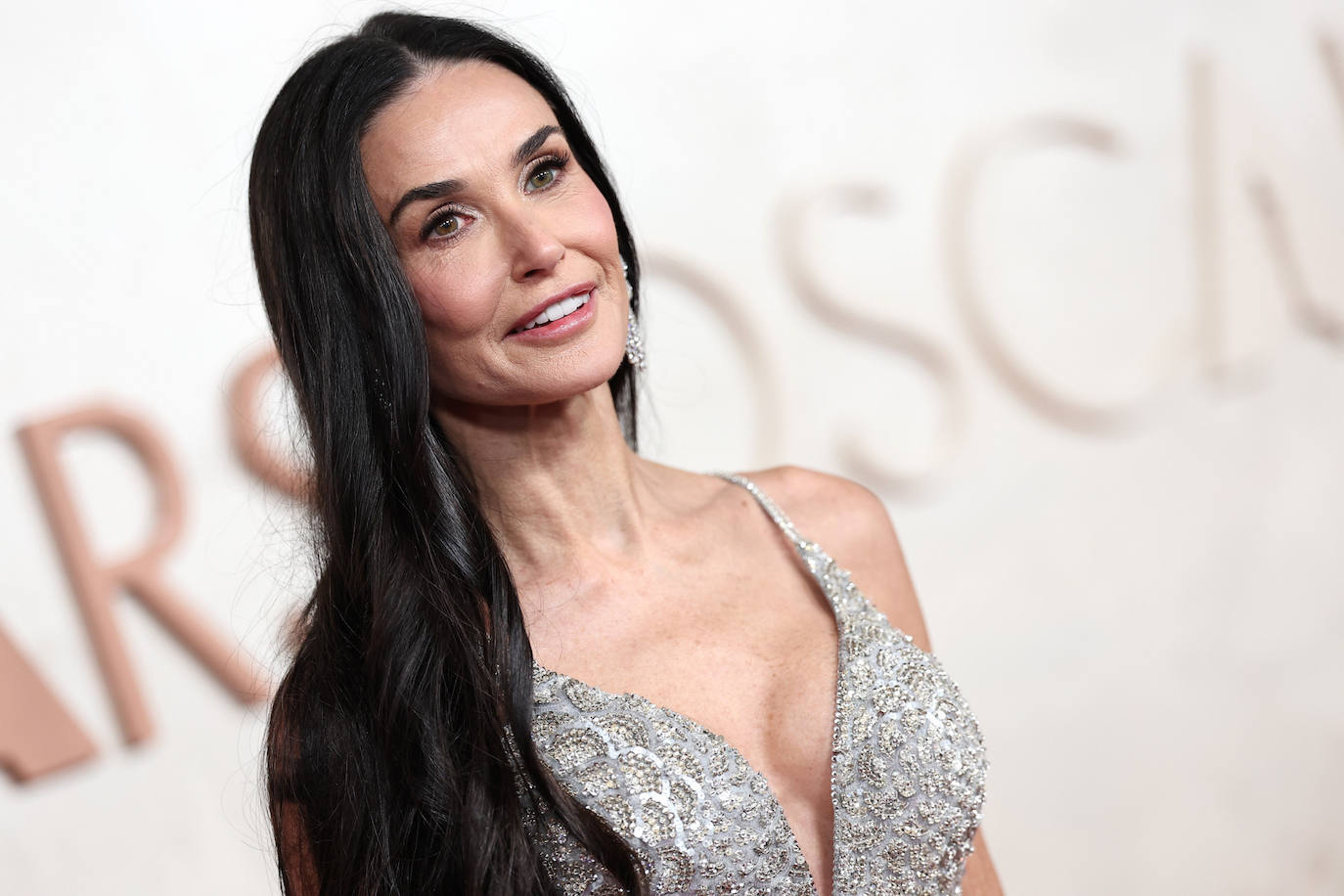 Demi Moore apostó por un 'beauty look' sencillo dejando todo el protagonismo a su espectacular vestido-joya de Armani. La actriz, que no pudo ganar el Oscar, dejó su melena suelta con suaves ondas. El peinado lo realizó Dimitris Giannetos para Dyson Beauty inspirado en una sesión de fotos de la propia actriz para la portada de la revista Vogue a principios de la década de 2000, realizada por Mario Testino. En cuanto a su  maquillaje, natural y luminoso, fue obra de Sofía Tilbury, sobrina de la maquilladora Charlotte Tilbury, y creadora de la marca que se usó para maquillar y embellecer la piel de la actriz. 