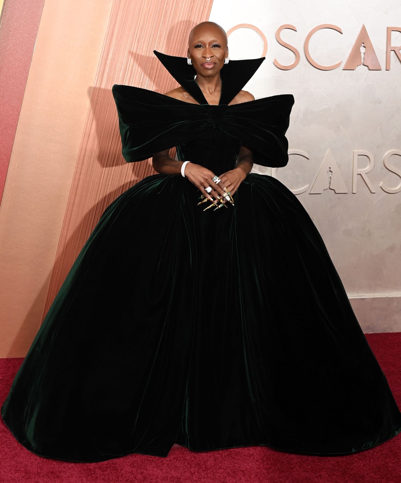 Cynthia Erivo, con uno de los estilismos más llamativos de la noche, se ha decantado por un diseño confeccionado en terciopelo de color verde oscuro con juego de volúmenes.  Se trata de un vestido que Louis Vuitton ha diseñado a medida para la actriz.