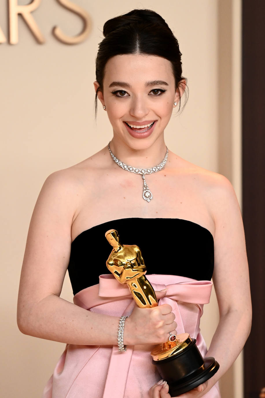 Mikey Madison, que le ha arrebatado el Oscar a Demi Moore por su papel en 'Anora', lució un moño alto con raya en el medio y un maquillaje sencillo con eyeliner negro y labios nude. 