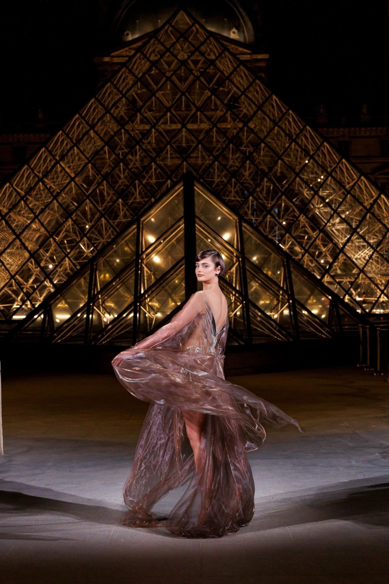 La modelo Taylor Hill llevó un original vestido de Sensory Seas.