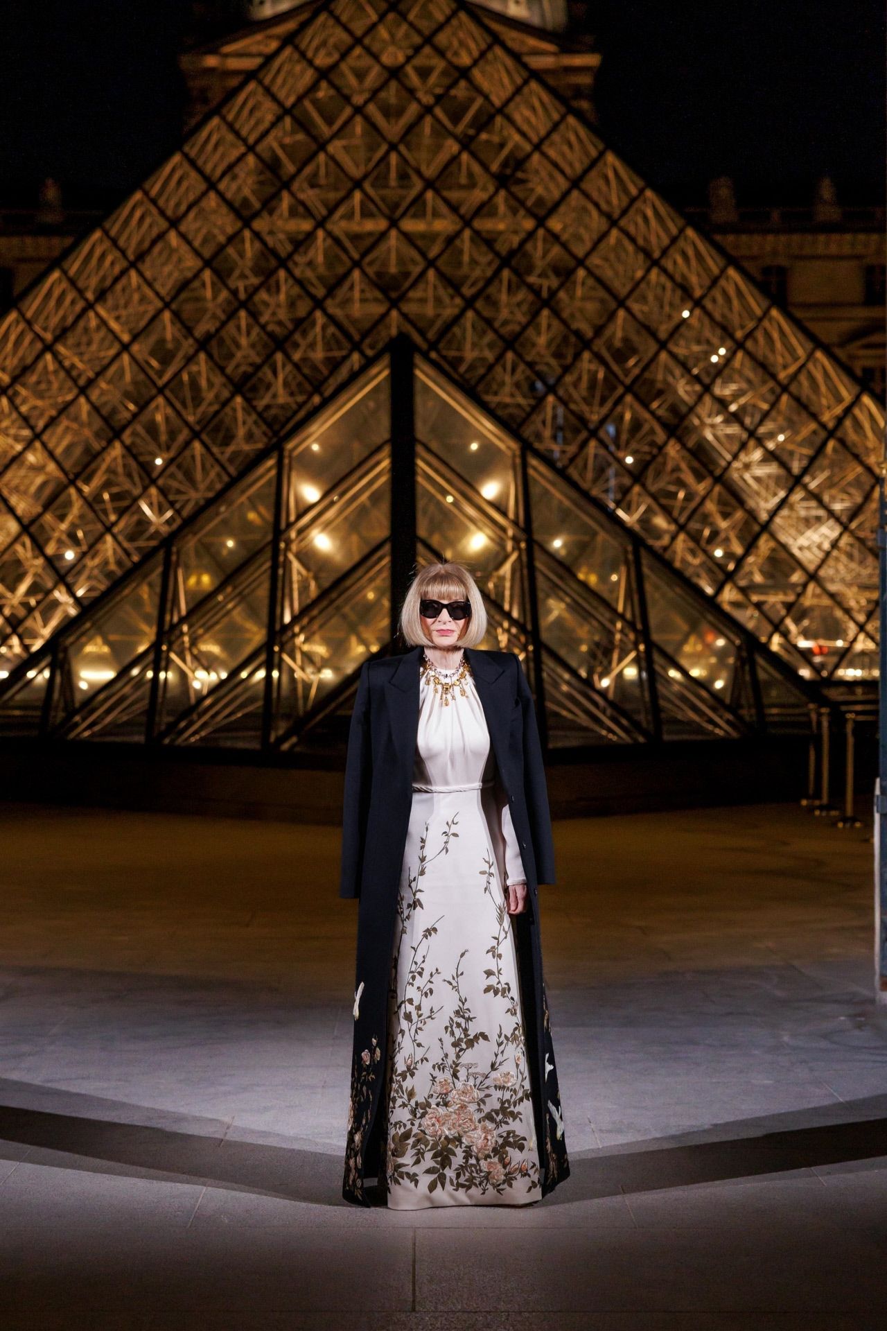 Anna Wintour no se perdió la gran noche del Louvre. La editoria de moda llevó un vestido nude con bordados florales y abrigo negro. A pesar de ser de noche, no prescindió de sus icónicas gafas de sol. 