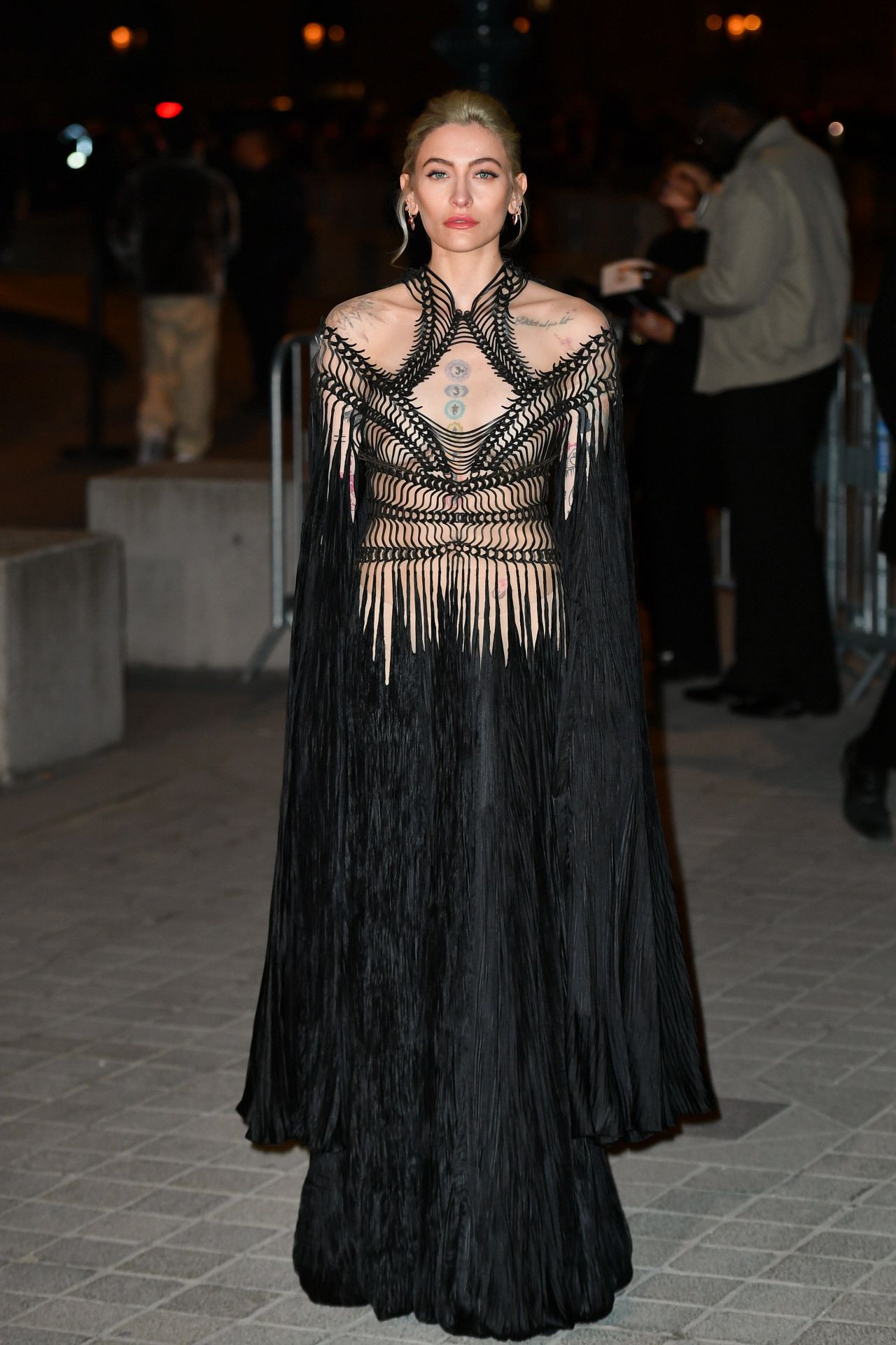 Paris Jackson llevó un original diseño en color negro, con el cuerpo nude. 