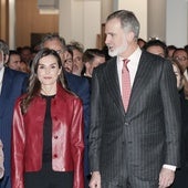 La Reina Letizia estrena en ARCO un bolso vegano con asa impresa en 3D
