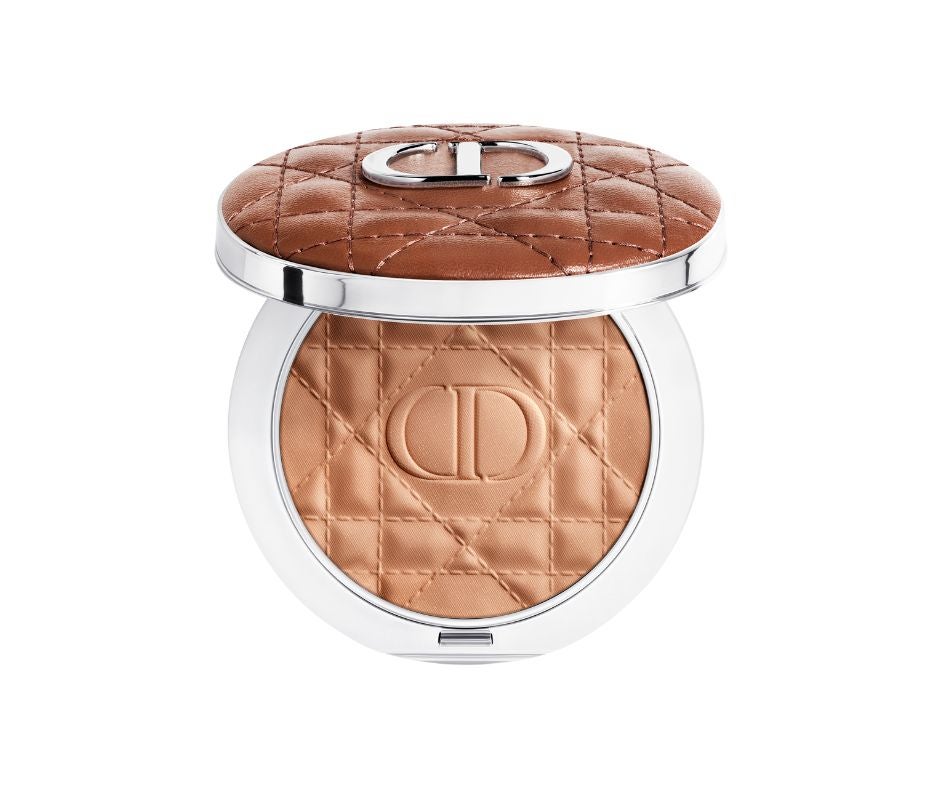 Polvos bronceadores Forever Nude Bronze Powder de Dior (56 euros). Disponibles en un estuche couture en tono ámbar, estos polvos visten la piel de verano, con un efecto bronceado natural luminoso o mate. De textura ultraligera, se funden con la piel para una luminosidad instantánea. Cada acabado se ofrece en 4 tonos que se adaptan a todas las pieles. Están enriquecidos con un complejo que incluye ácido hialurónico, que ayuda a mantener la hidratación de la piel, y vitamina C, que contribuye a su luminosidad.