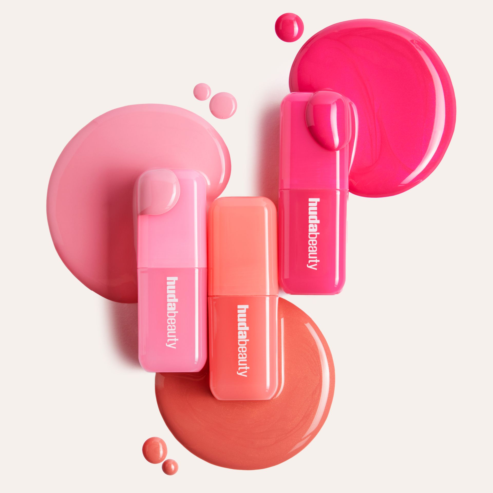 Colorete Blush Filter Liquid Blush de Huda Beauty (28 euros). Con la misma fórmula ligera de la colección original, estos nuevos coloretes ofrecen un resultado duradero con todos sus beneficios como su aplicación modulable, la facilidad para difuminar y mezclar. Son perfectos para usar solos o en capas, logrando ese efecto de 'blush crush'. Los nuevos tonos son Bubble Gum, un rosa chicle, Sunset Lychee, entre rosa y naranja, e Intense Guava, un rosa intenso. 