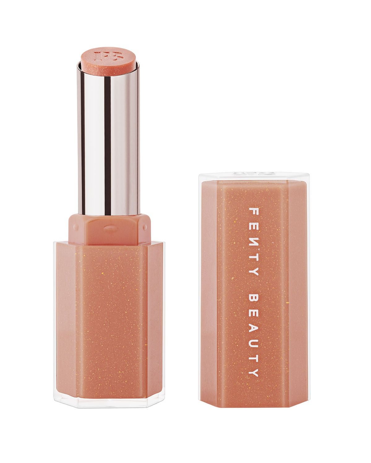 Gloss Bomb Stix Shimmer de Fenty Beauty (24 euros). Gloss multidimensional con pigmentos brillantes y suavizantes. Proporciona un brillo con un efecto perlado modulable. Está impregnado del aroma de vainilla y melocotón favorito de Rihanna para conseguir unos labios exquisitos. Disponible en 6 tonos.