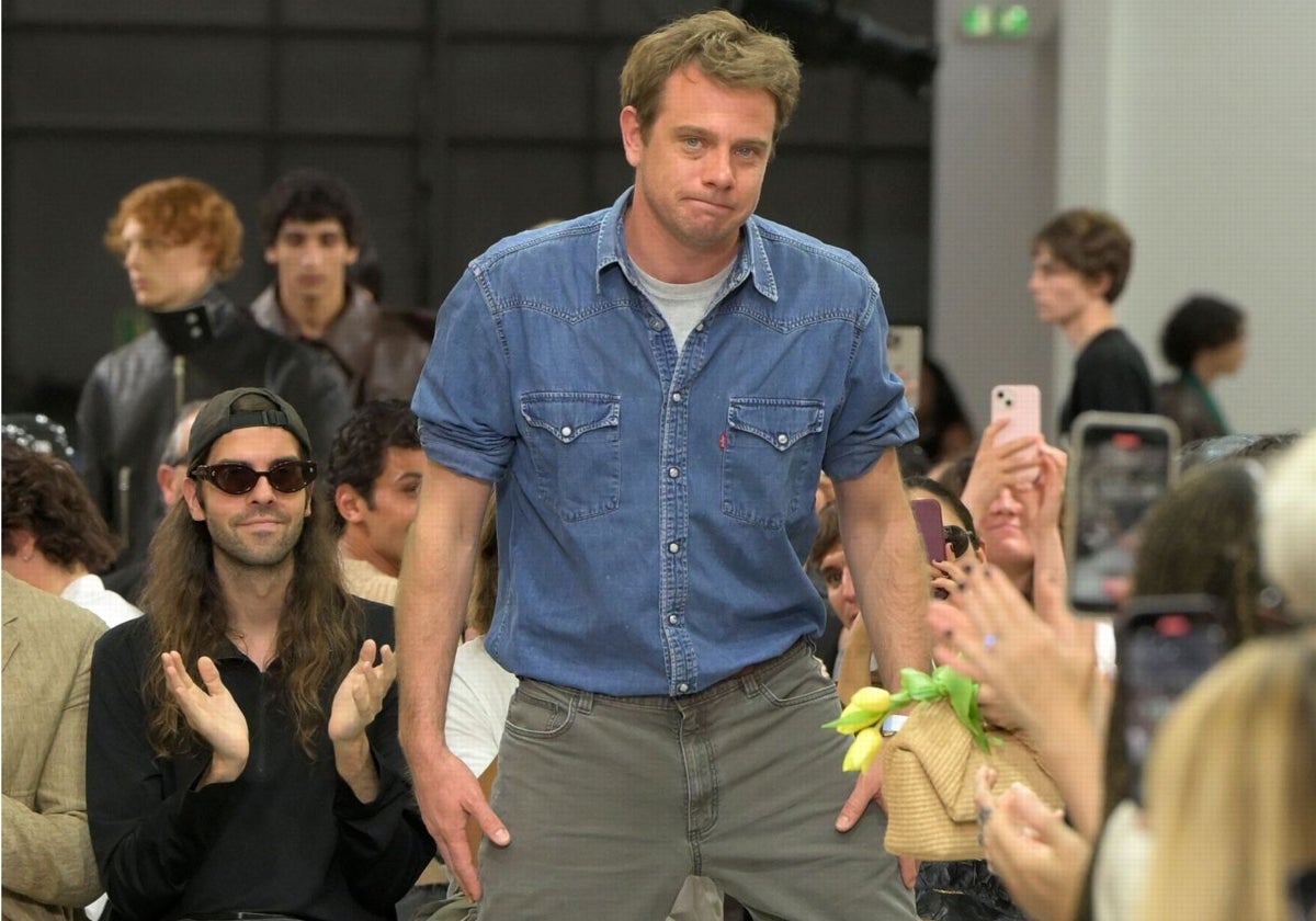 El diseñador Jonathan Anderson en uno de sus último desfile con Loewe