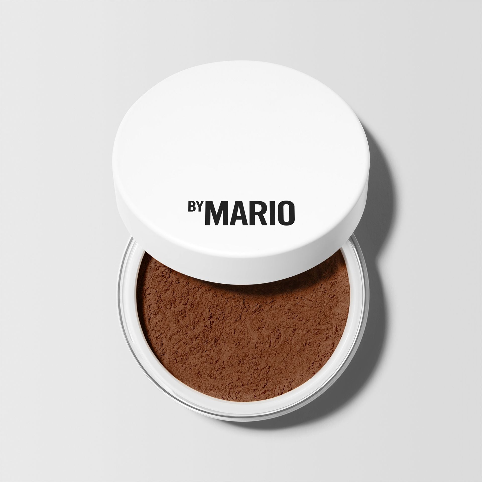 Polvos sueltos Surrealskin Soft Blur de Makeup By Mario (43 euros, solo en Sephora). Fijan el maquillaje, reducen los brillos, difuminan imperfecciones y alisan el cutis con un acabado natural. Entre sus ingredientes: polvos esféricos y aminoácidos alisadores, que difuminan los poros abiertos y las líneas de expresión, caolín matificante, escualeno nutritivo y vitamina C antioxidante.