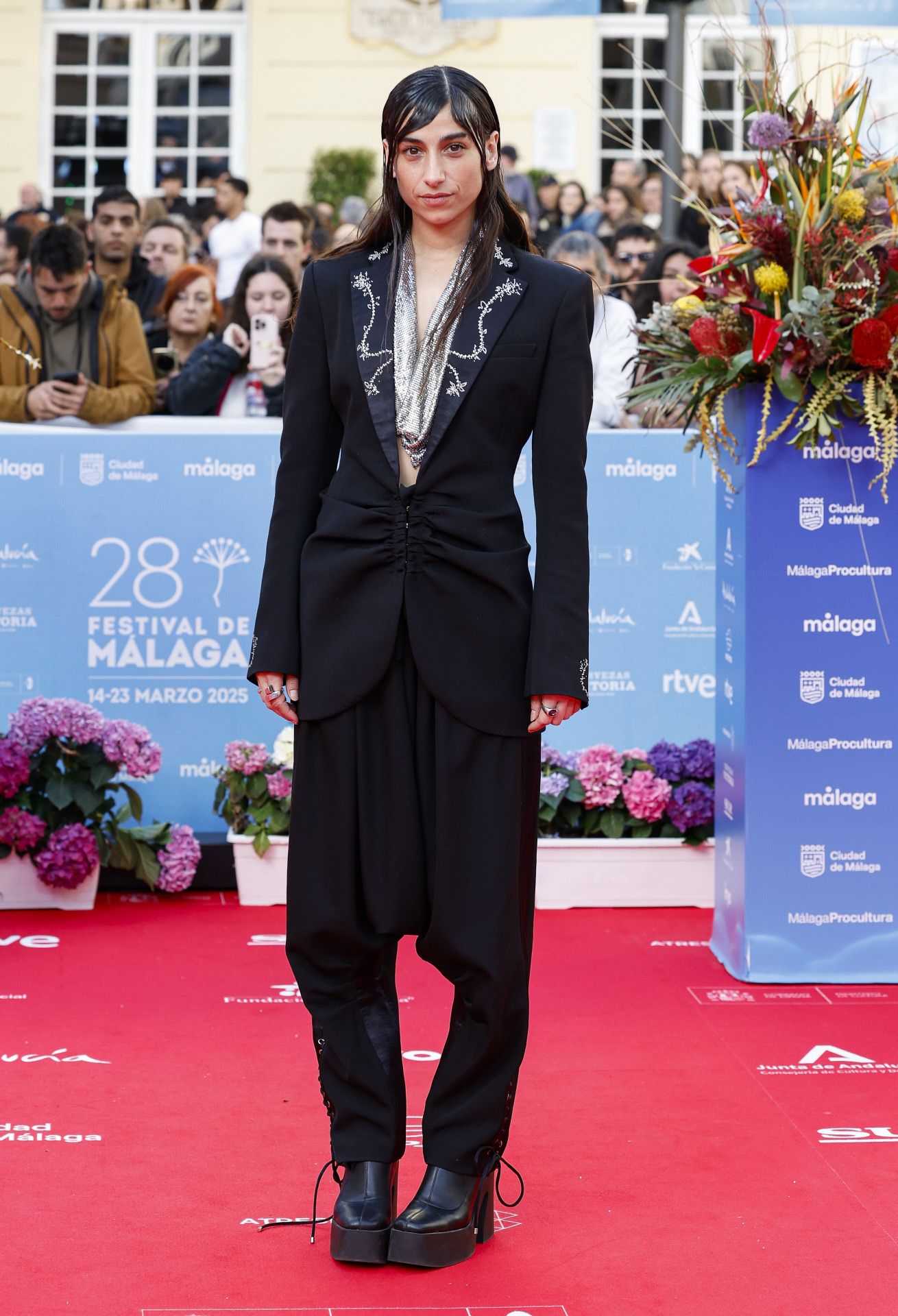 Carolina Yuste, fiel a su estilo, se decantó por un look en color negro con patanlón y blazer de Rabanne. 