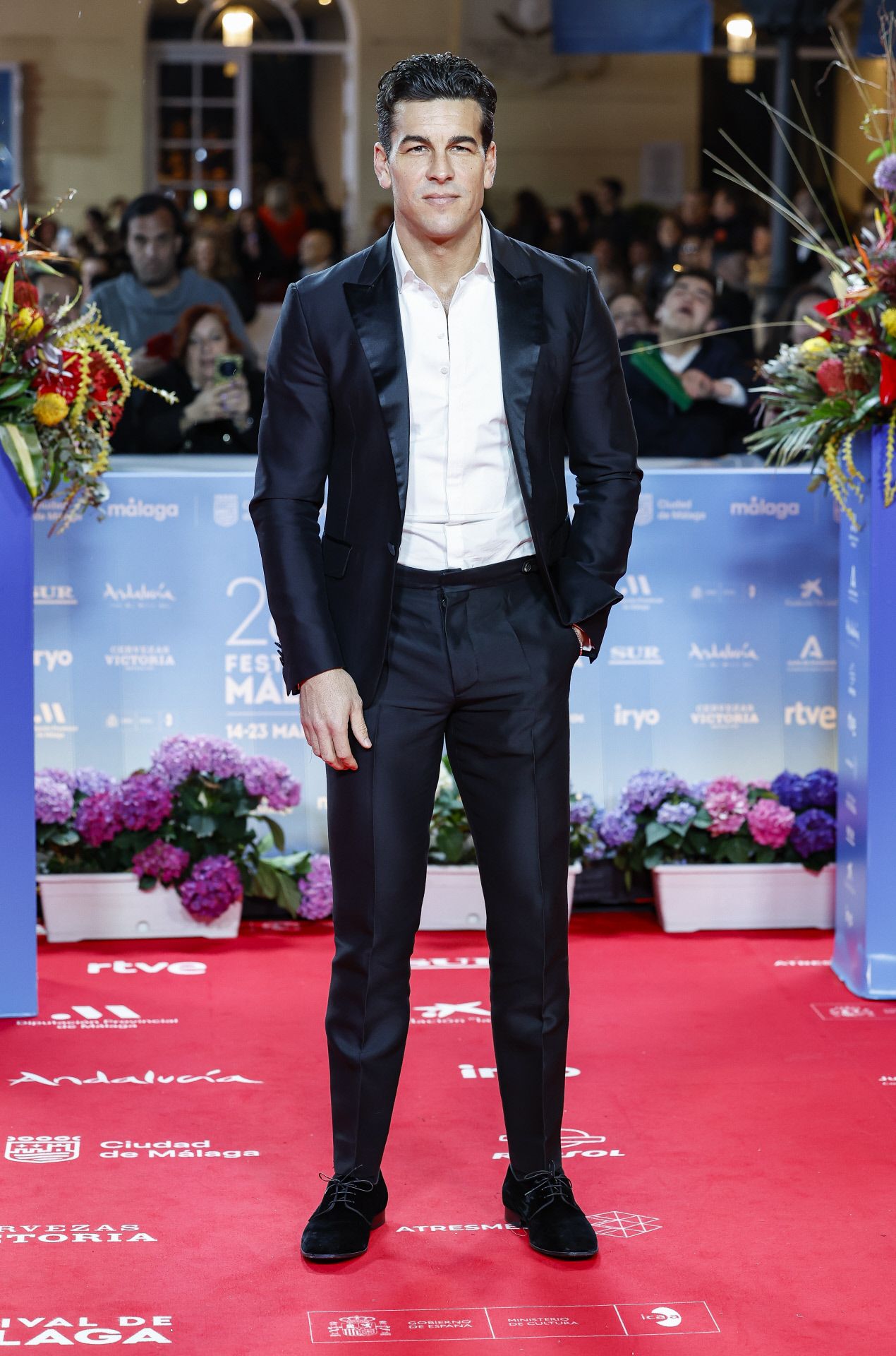 Mario Casas con esmoquin y camisa blanca. 