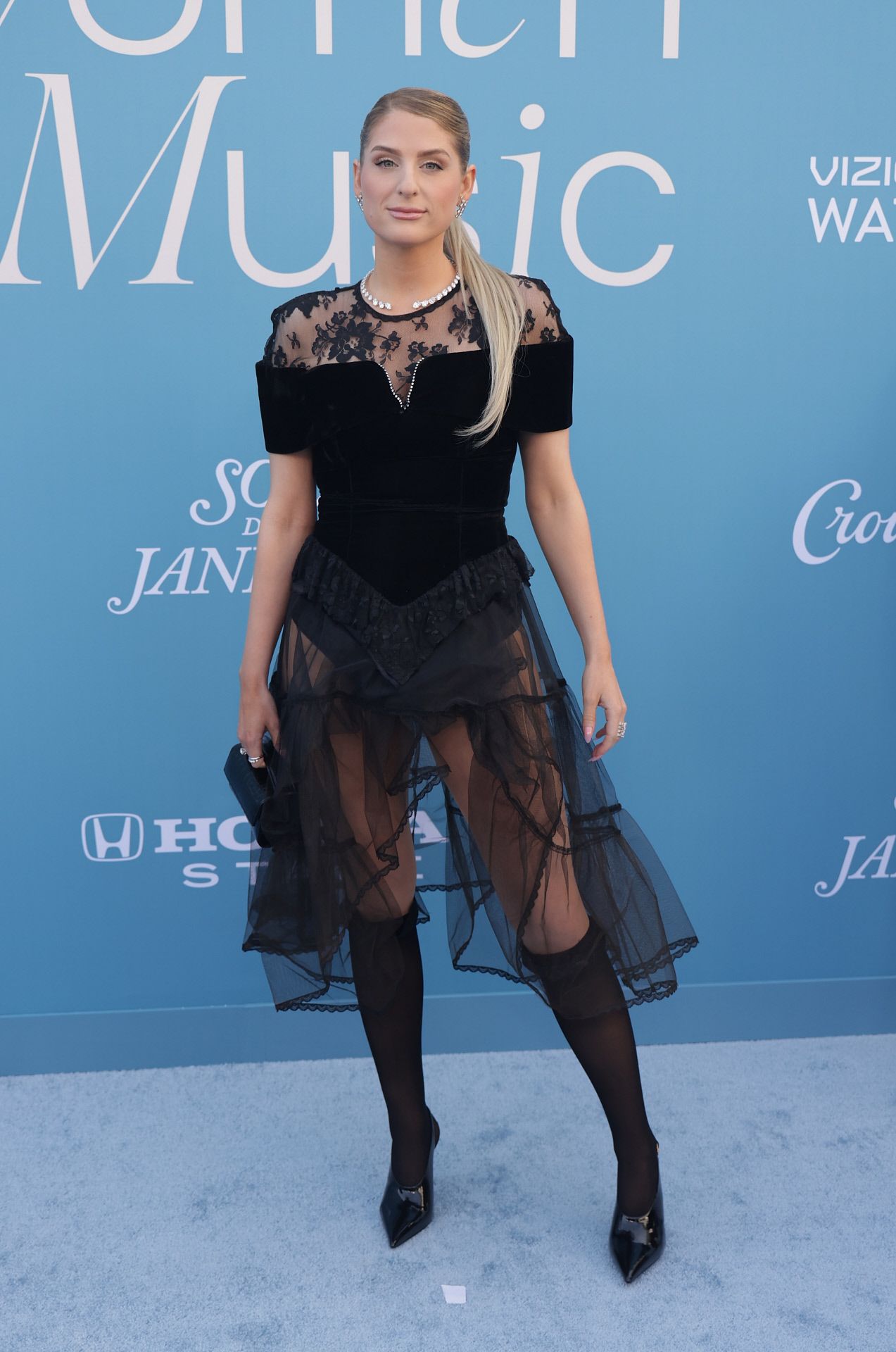 La cantante estadounidense Meghan Trainor también eligió un vestido en color negro con transparencias y cuerpo de terciopelo. Es de la firma Sami Miro Vintage. 