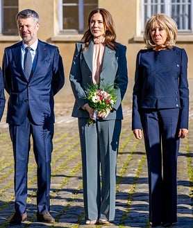 Imagen secundaria 2 - Mary de Dinamarca y Brigitte Macron visten trajes de chaqueta con falda; Rita Ora muestra el conjunto de dos piezas que está de moda y las dos damas, francesa y danesa, con pantalón, una coincidencia que no me parece casual