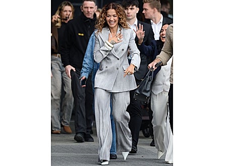 Imagen secundaria 1 - Mary de Dinamarca y Brigitte Macron visten trajes de chaqueta con falda; Rita Ora muestra el conjunto de dos piezas que está de moda y las dos damas, francesa y danesa, con pantalón, una coincidencia que no me parece casual