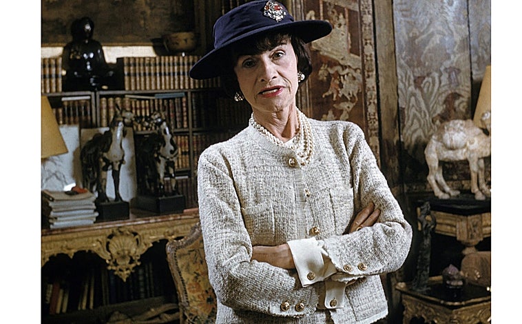 Imagen principal - Coco Chanel y algunos modelos del icónico bolso 2.55