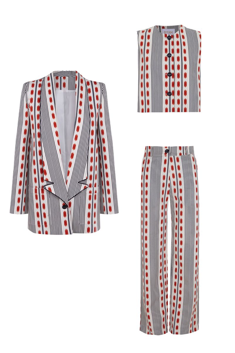 Los trajes de chaqueta son protagonistas de una de las últimas cápsulas de la marca española Byan. El diseño bautizado como Cascais, tiene opción de chaleco abotonada, un cómodo pantalón con bolsillos y cremallera y una blazer todo ello con un alegre estampado que combina rayas azul marino con lunares rojos, es la pieza perfecta para elevar cualquier look. Fabricada a mano en España, se trata de prendas de edición limitada. Precio: blazer 235€, chaleco 125€ y pantalón 145€
