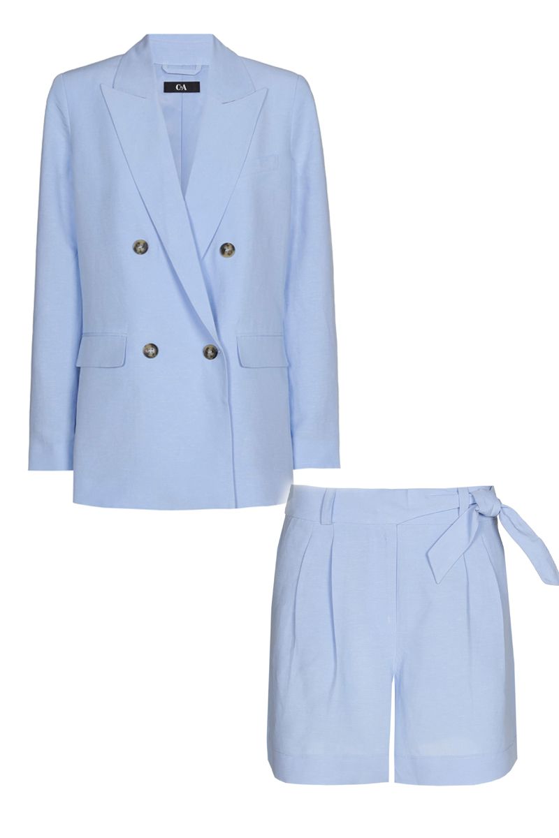 En C&A apuesta por una primavera con el lino como protagonista y presente en muchos de sus trajes, como en esta opción en color azul con blazer con doble botonadura y una original bermuda con lazada en la cintura. Precio: blazer 59,99€ y bermudas 35,99€ 
