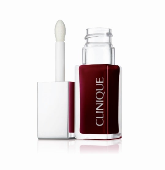 Clinique Pop™ Aceite para labios y mejillas (31,50 €). Un aceite tintado dos en uno que aporta el toque húmedo del icónico tono Black Honey  de la marca. Ayuda a reparar los labios con una mezcla nutritiva de aceites: aceite de cártamo, aceite de jojoba, aceite de oliva, aceite de semillas de girasol y aceite de ricino.