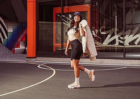 Imagen secundaria 1 - Distintas versiones de calzado abierto combinado con calcetines en Adidas, Nike e incluso un diseño conjunto de Balenciaga