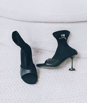 Imagen secundaria 2 - Distintas versiones de calzado abierto combinado con calcetines en Adidas, Nike e incluso un diseño conjunto de Balenciaga