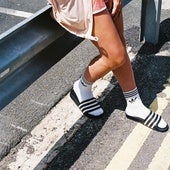 Chanclas con calcetines, el combo que nunca pensaste llevar y que será tendencia