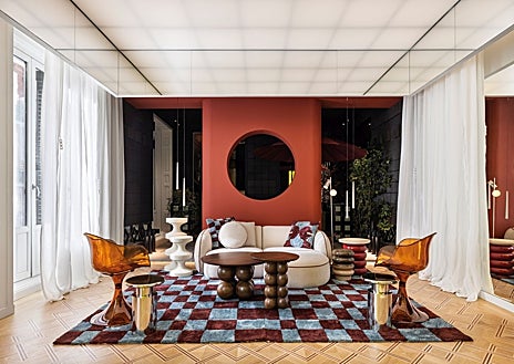 Imagen secundaria 1 - Restaurante de Raúl Martins y Maison du Monde, que tiene este espacio claro y otro en tonos rojos y tierra, en ambos con molduras, piedras y uso de textiles reciclados de la firma Aitex, además de un pequeño salón privado; salón de los valencianos The Masie y Sigfrido Serra, con granates, madera y paredes con revestimiento de ropa reciclada de Creávalo; espacio de Castilla La Mancha para promocionar a sus artesanos.